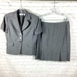 Tahari 2 Piece Suit‎ Size 8P Gray Short Sleeve Jacket W/Pleated Skirt Corpcore